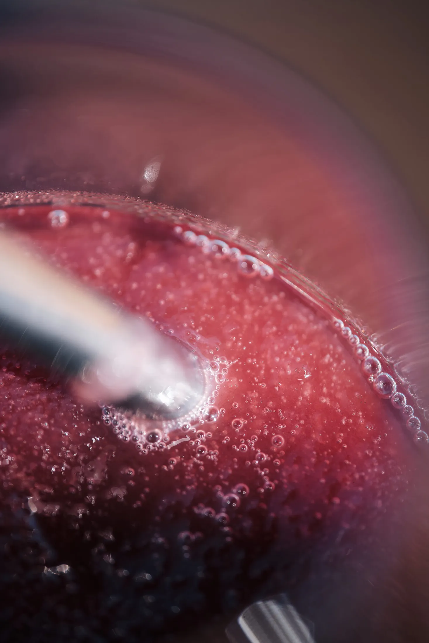 La textura mousse del tinto Esencia de Viña, de cerca, con la pajita de acero
