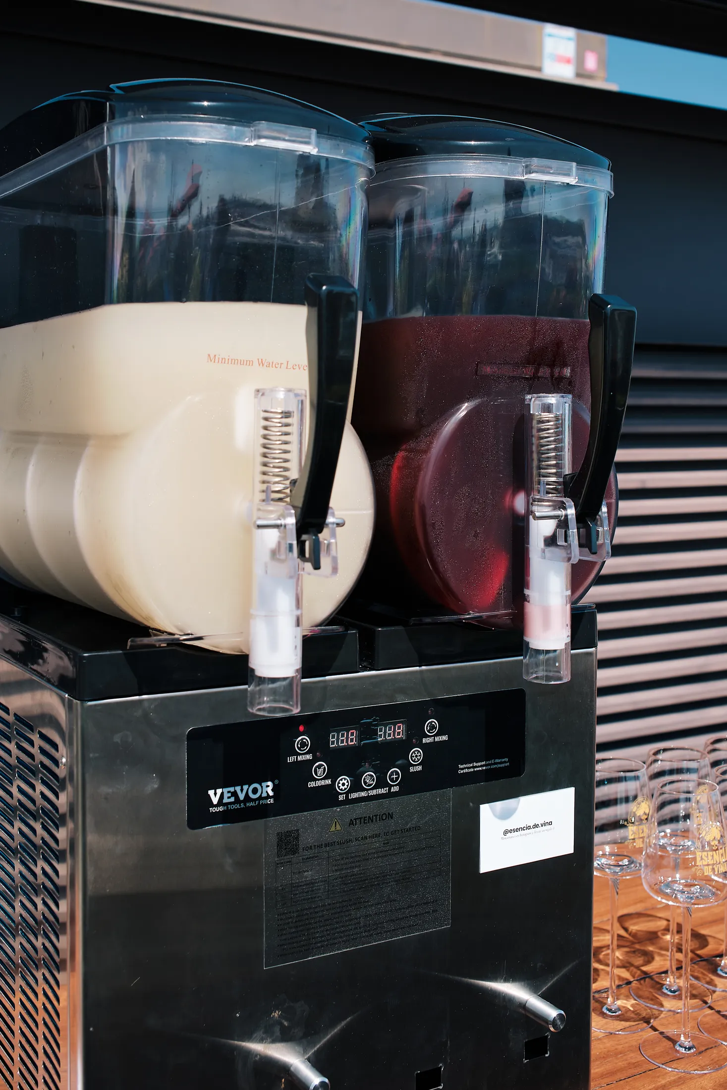 Máquina de servicio con blanco y tinto